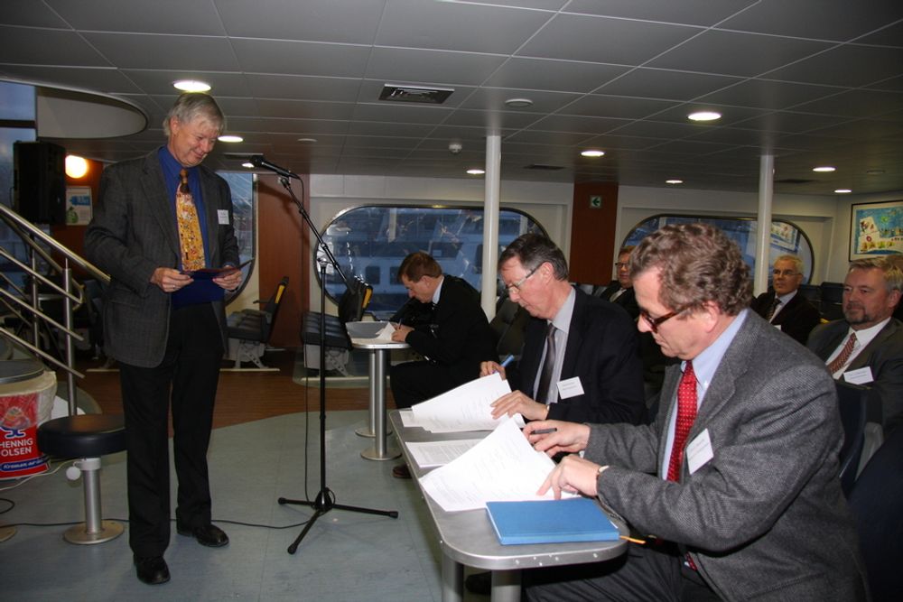 FELLES LØFT: NOx-fondets leder Geir Høibye ser på mens Harald Rensvik fra Miljøverndepartementet og NHO-sjef John G. Bernander undertegner den nye NOx-avtalen.