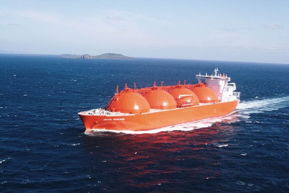 LNG-skipet Arctic Princess til Høegh LNG ikke bare frakter gass, det bruker også gass til framdrift. Det norske regelverket vil snart gjelde internasjonalt.