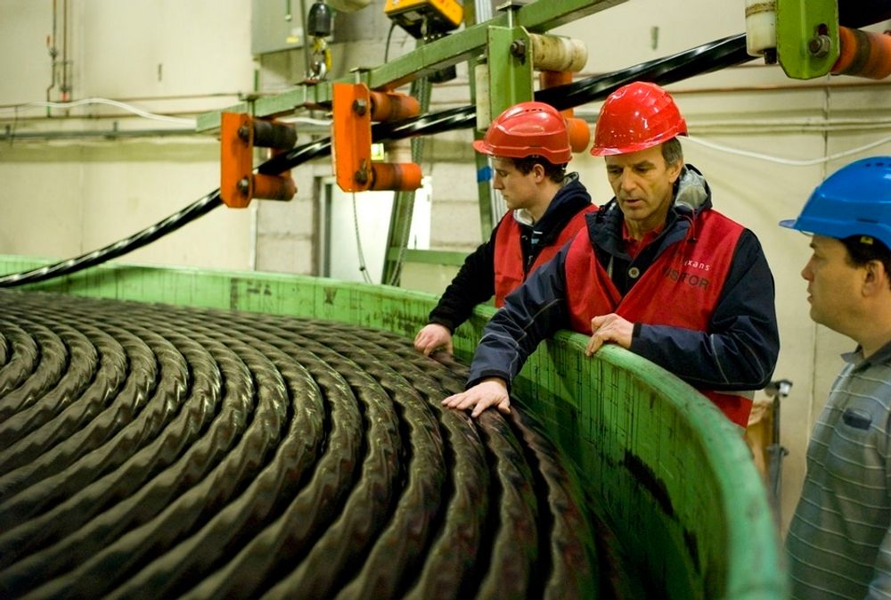 SPONSER STØRRE KABEL: Tross kalddusj fra Enova, Statoilhydro tar regningen for en større Hywind-kabel. Dermed kan andre aktører kan koble seg på dersom et nasjonalt testsenter for havenergi utenfor Karmøy blir realisert i framtiden. Her inspiserer Sjur Bratland kabelen mens den kveiles hos Nexans.