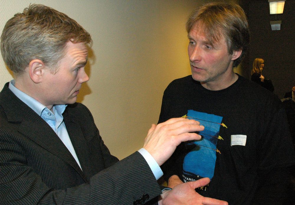 Albert Leirbukt i ABB (t.v.) forklarer selskapets kabelteknologi til Klaus Rasmussen i Folkeaksjonen i Hardanger for sjøkabling.