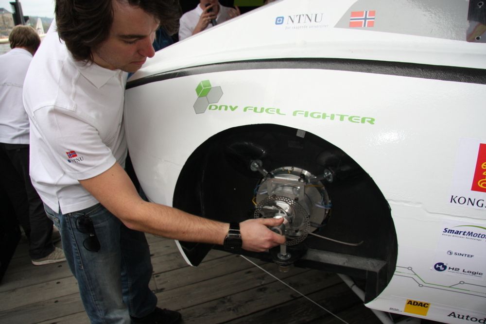 SELVBYGGET: En av studentene fra NTNU fjerner hjulet og sjekker hjulopphenget, som er laget av karbonfiber og aluminium.