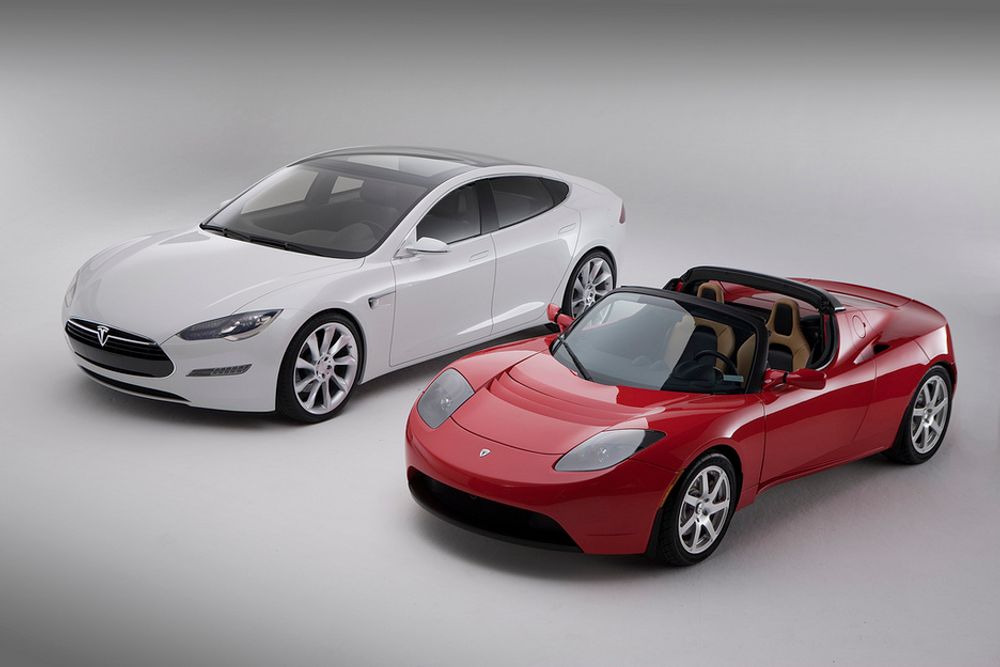 TO TESLA: Tesla har så langt kommet med to modeller, sportsbilen Roadster og Model S. Tar man seg den frihet å kalle roadsteren for Model R, og følger alfabetet, kan man kanskje vente seg en Tesla T ¿ en elbil for folket?