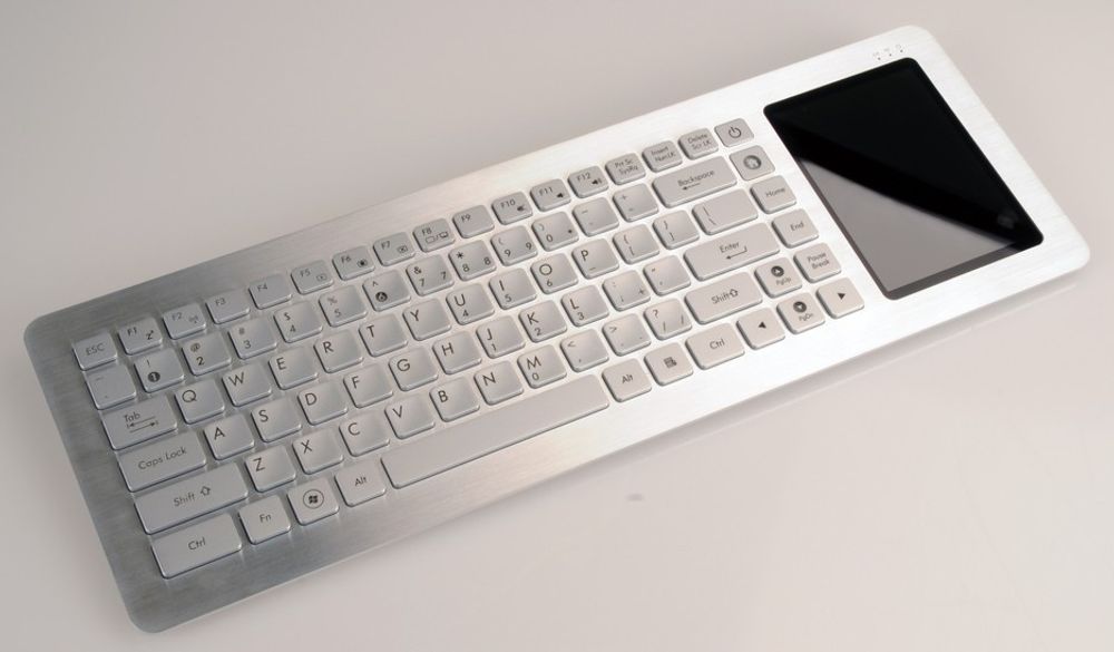 ASUS Eee Keyboard PC har all innmaten bygget inn i tastaturet og kobles trådløst til skjermen med Ultra WideBand Wireless.