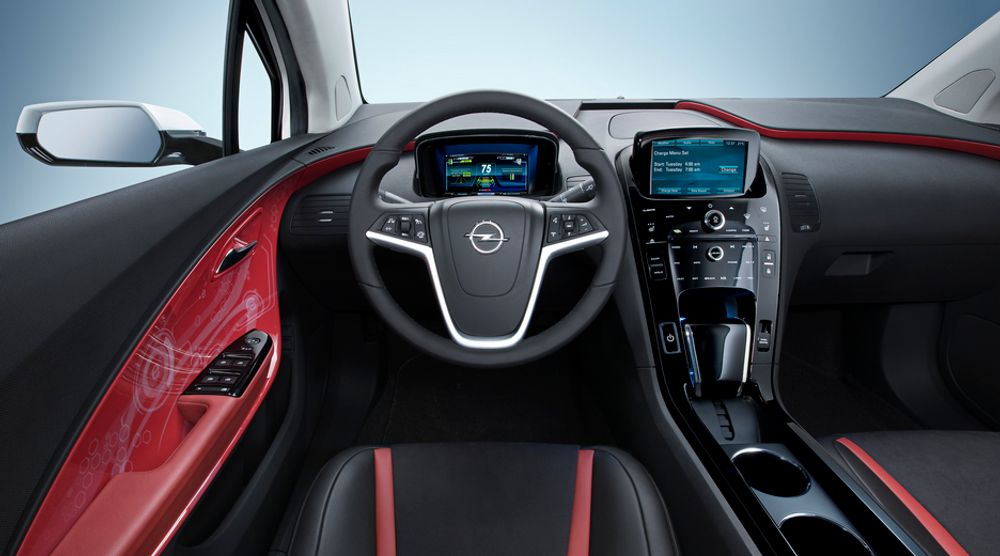 Opel har satset på et sporty interiør med svart, rødt og mørk metalliclakk.