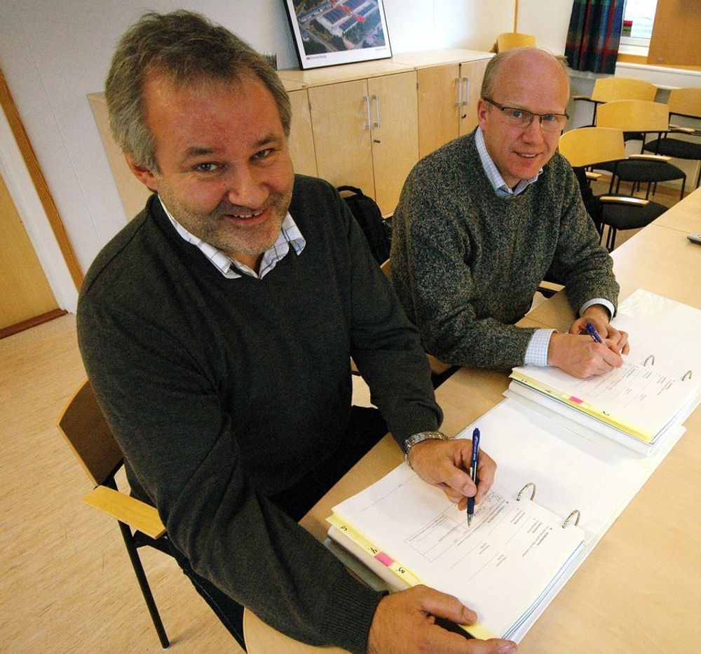 STØRSTE: Daglig leder Svein-Erik Løvli i Målselv Maskin (t.v.) underskriver firmaets største kontrakt til nå med sjef Forsvarsbygg Utvikling nord, Hårek Elvenes.