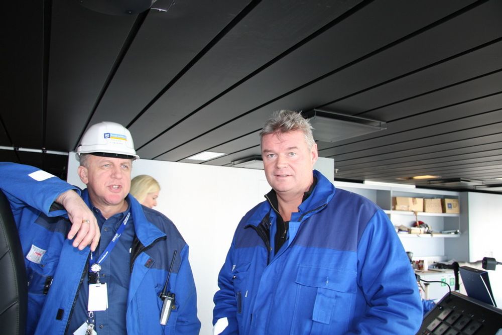 KONTROLL: Kaptein Tor Olsen og maskinsjef Ståle Joahn Ludvigsen på brua på Oasis of the Seas. De har fulgt byggingen i Åbo siden mai i år.