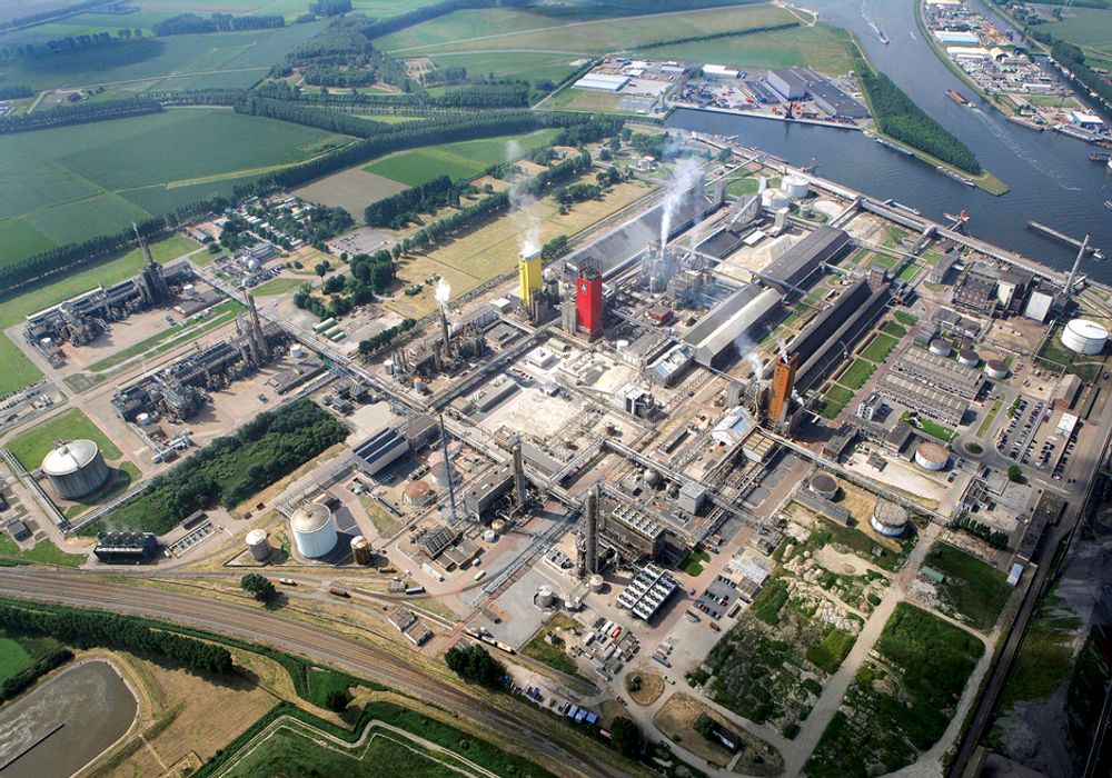 BLIR VERDENS STØRSTE: Yaras ureafabrikk i nederlandske Sluiskil blir verdens største i sitt slag etter at den nye produksjonslinjen Urea 7 er ferdig sommeren 2011.