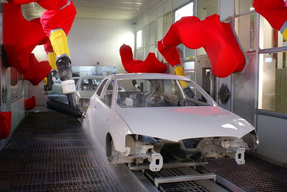 LAKKERING: ABBs lakkeringsroboter lakkerer alt fra biler og fly til iPoder og PCer. Her lakkeres en Audi i Tyskland med ABB's nye IRB 5500 lakkeringsrobot.