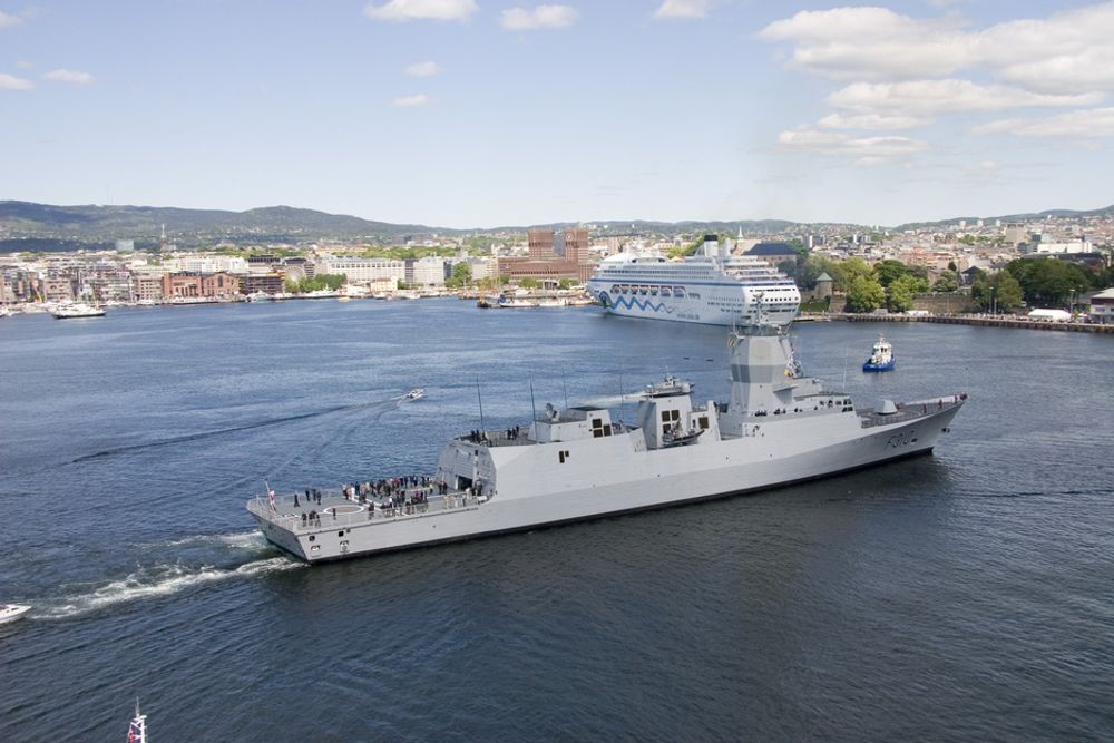 Fregatten smyger seg inn i havnebassenget foran Akershus festning. Kaianløpet skjer for egne maskin, uten hjelp fra taubåter.