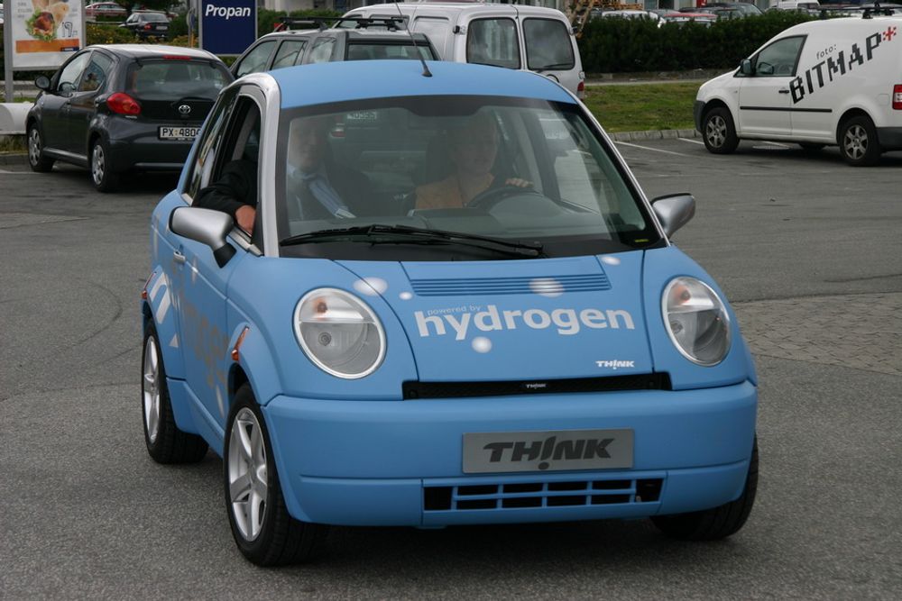 HYDROGEN OG STRØM: Thinks hybrid går naturlig nok på hydrogen og strøm. Bilen blir levert til noen av HyNors samarbeidspartnere neste år, men resten av oss må vente lenger. Samme modell i bensinversjon kan imidlertid kjøpes over nyttår.