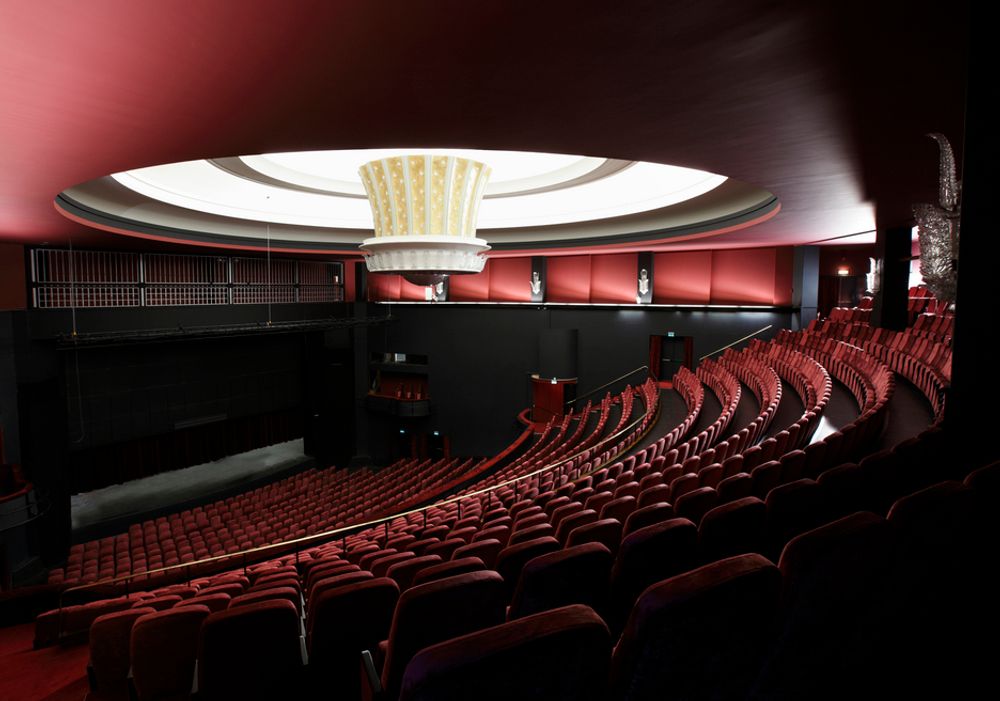 Christian Ringnes gjorde et poeng av at man hadde anstrengt seg for å dytte inn flere seter enn i det nye Operahuset. Det har 1.350, og Folketeateret overtar dermed tittelen som Norges største faste teaterscene.