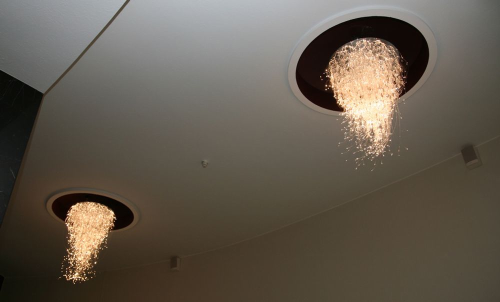Lysekronene i foajéen er laget av den britiske designeren Sharon Marshall. De er laget av glass og har fiberoptisk lys.