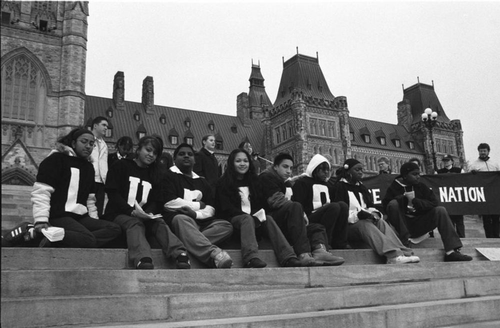 STØTTE: I fjor demonstrerte skoleelever til støtte for Lubicon-stammen på trappene til parlamentet i Ottawa.