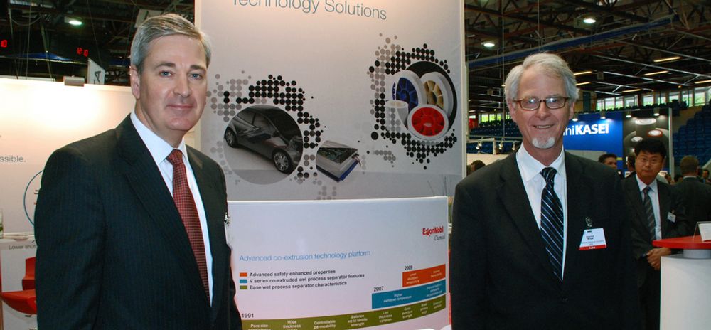 Andrew Malkin (t.v) og Patrick Brant i ExxonMobil Chemical er underleverandører til den stadig voksende litium-ionbatteriindustrien.