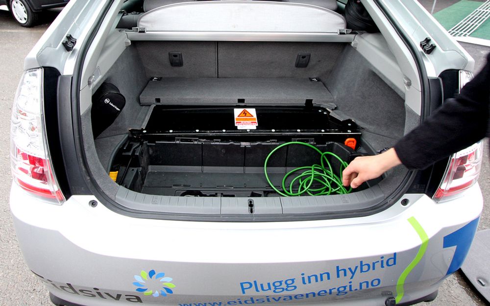 Et litium-ionbatteri som rommer ni kilowattimer er plassert i bagasjerommet på den ombygde Priusen.