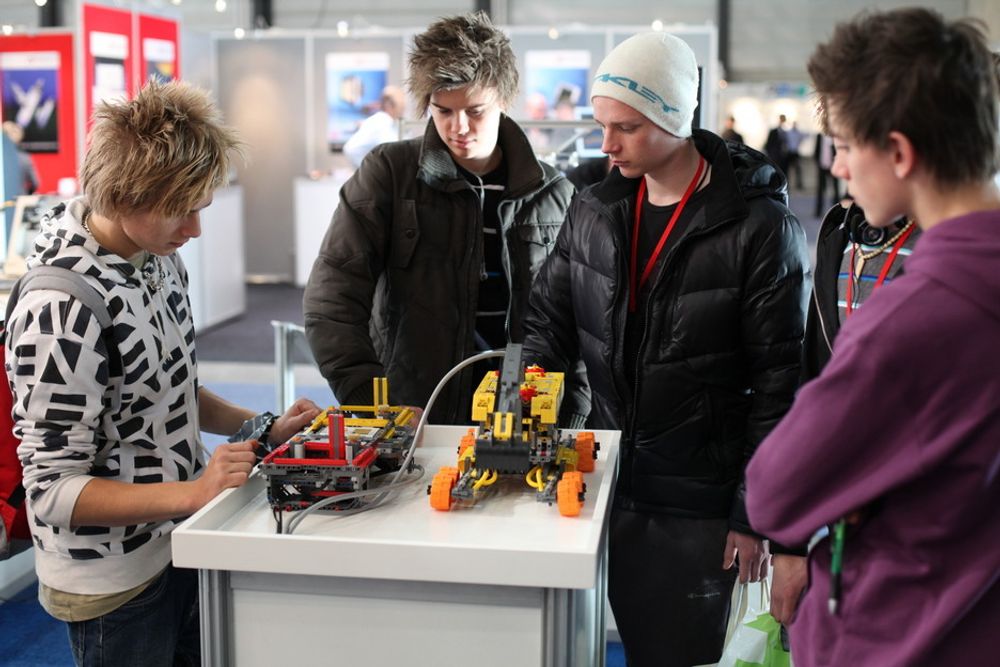 Modell av Nexans Spider laget med Lego Mindstorm Next. Modellen bruker mye av den samme softwaren som den virkelige gravemaskinen. Softwaren er basert på LabVIEW.