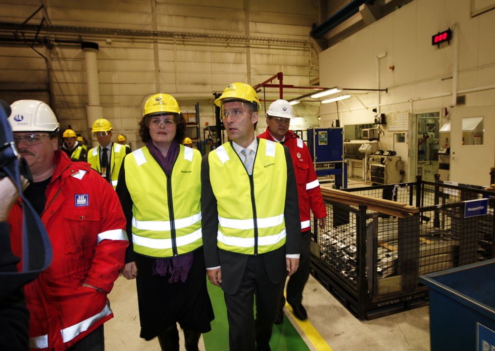 Daværende næringsminister Sylvia Brustad og statsminister Jens Stoltenberg besøkte Hydro på Raufoss i valgkampen. Nå er bedriften solgt.