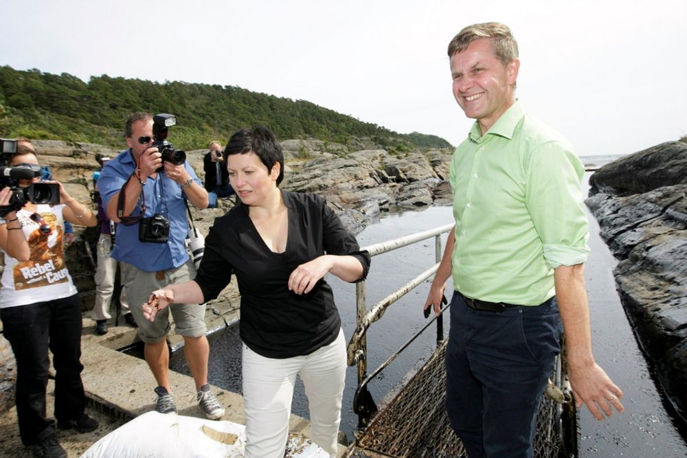 SNUDDE:  Miljøvernminister Erik Solheim besøkte Langesund 1. august for å inspsere skadene fra Full City-forliset sammen med fiskeriminister Helga Pedersen.