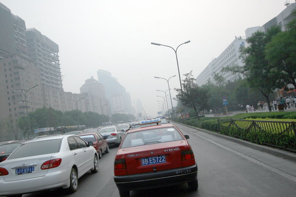 BEIJING KVELES SAKTE: Forurensing fra den store bilparken gjør at sikten i Kinas hovedstad er redusert. Når Teknisk Ukeblad tok dette bildet var det 38 varmegrader. Smogen reiv i halsen og var kvalmende. Hvordan blir dette for de olympiske atletene neste sommer?