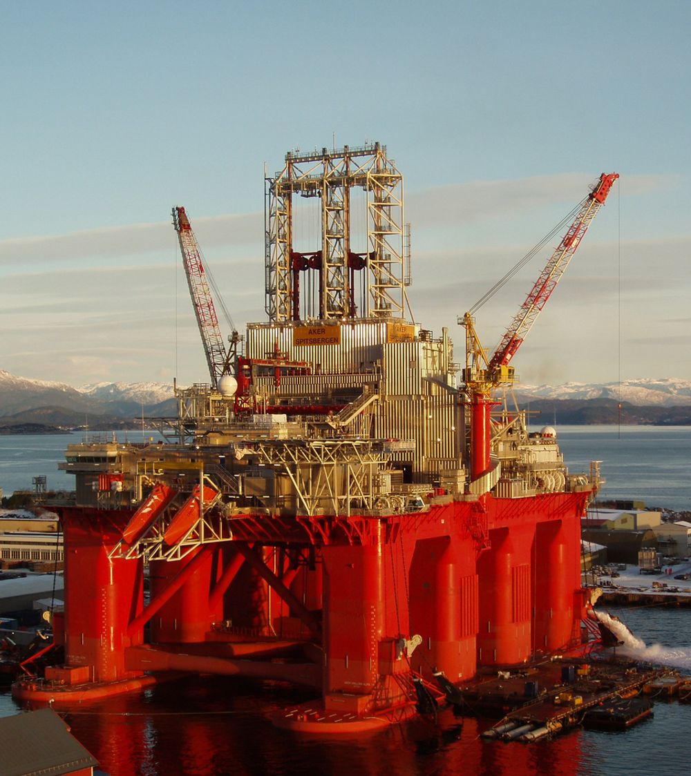 GIGANT: Aker Spitsbergen er den storste halvt nedsenkbare borerigg bygget i Norge. Riggen eies av Aker Drilling og er leid ut til StatoilHydro.