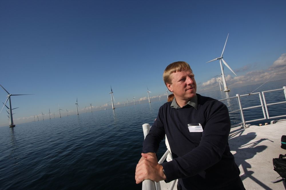 MULIGHETER: ¿ Det vil komme mange flere havvindparker nord i Europa, sier Arne Rahbek i Vattenfall fra plattformen til vindturbin B-01 i Sveriges største vindpark Lillgrund.