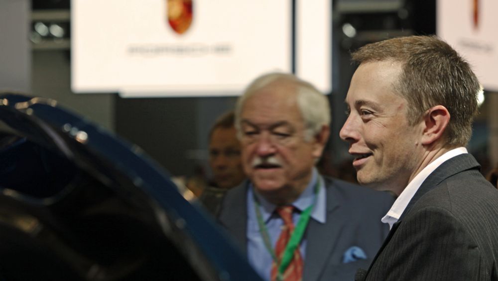 Elon Musk er administrerende direktør i Tesla Motors, og var dessuten med på å grunnlegge selskapet som er kjent for elektriske sportsbiler.