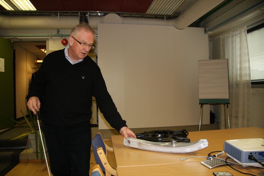 PRODUKTENE: Direktør Leif Bronken i Raufoss Technology viser frem noen av hjulopphengene.