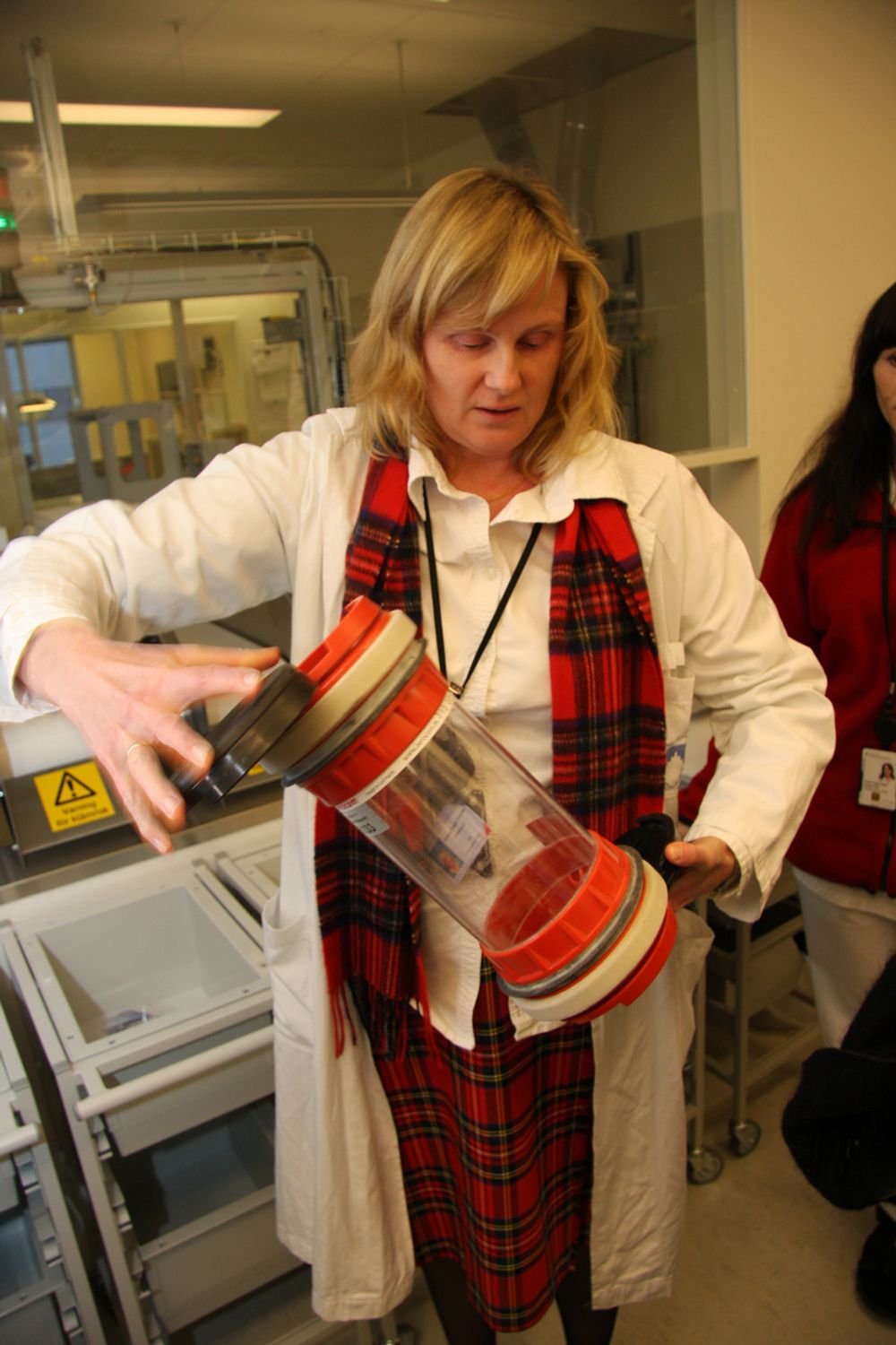 SNURR: Avdelingssjef Kariann Frøgstein viser frem sylindrene som prøvene til laboratoriet ankommer i.