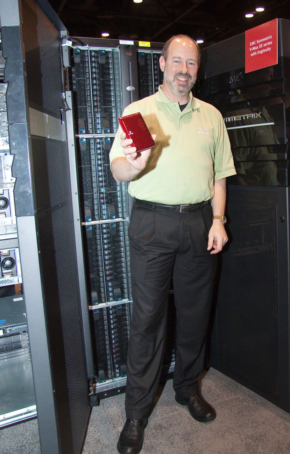 STOR OG LITEN:Teknologidirektør Ken Steinhardt i datalagringselskapet EMC foran selskapets store Symetrics lagringsskap med selskapets minste Iomega lommelager i hånden.