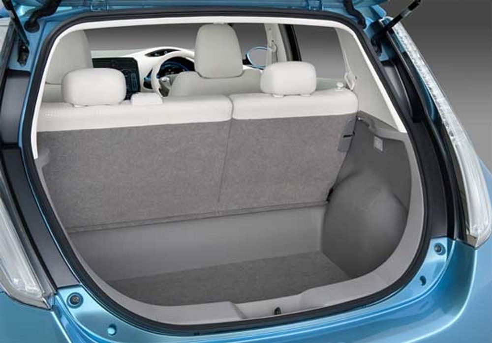 Nissans kommende elbil har plass til både fire passasjerer og noe bagasje.