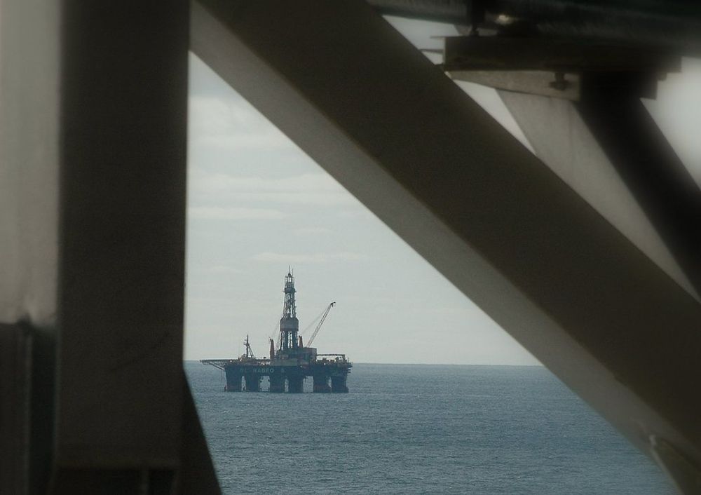 BØYGEN: Scarabeo 5 har oppgaven med å bore og ferdigstille brønnene på Kristin. En av de største utfordringe Statoil har hatt hittil når det gjelder boring og brønn.