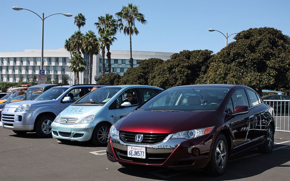 California har flere hydrogenbiler på veiene enn Norge, deriblant Honda FCX Clarity (nærmest). De to andre bilene er Daimler F-Cell (basert på A-klasse) og en ombygd Nissan X-trail.