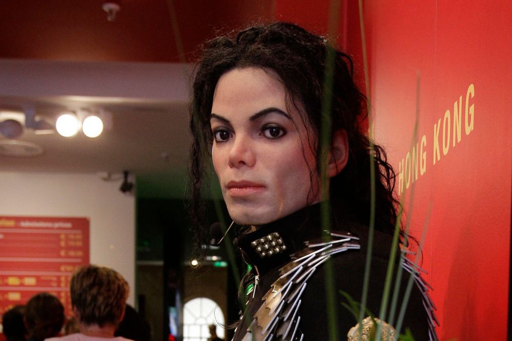 Michael Jackson døde i går, 50 år gammel. Dette er voksfiguren på Madame Tussauds i Berlin, hvor mange benyttet anledningen til å skrive i kondolanseprotokollen fredag.