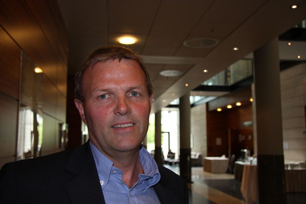 PÅ SPORET: Administrerende direktør Trond Myklebust i  Bourbon Offshore Norway legger vekt på det lave tyngdepunktet, fri sikt fra brua og bølgeegenskapene på den nye designen av AHTS fra Rolls-Royce.