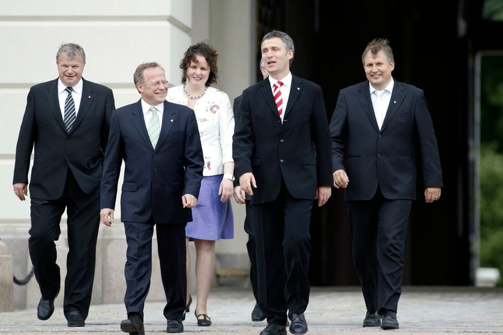 Jens Stoltenberg med sin nye regjeringskabal i juni 2008. Nå viser det seg at de alle kan ha blitt overvåket av Forsvarets sikkerhetstjeneste.