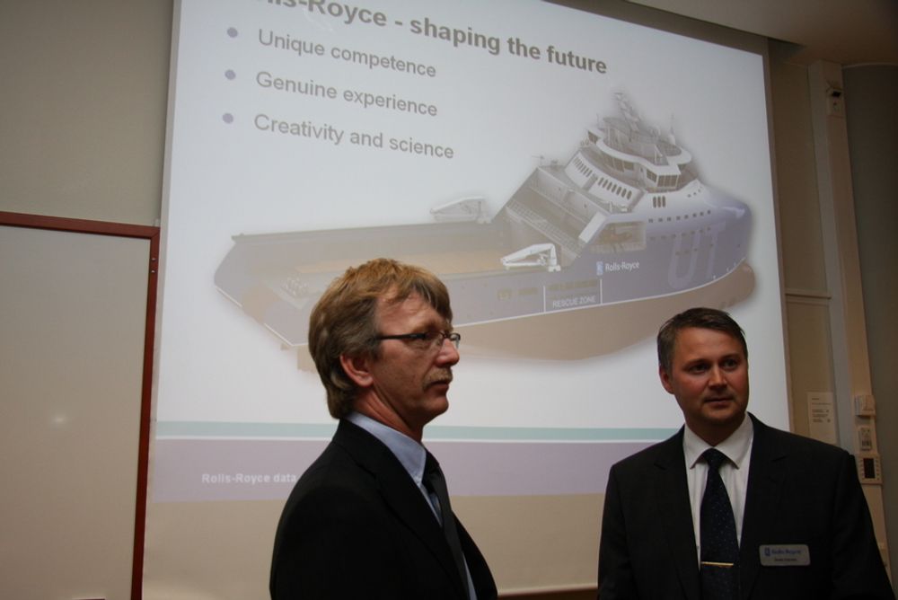 Robert Klepp, som har ansvaret for det elektriske systemet om bord, og Svein Kleven, sjef for designavdelingen, under presentasjonen av den nye designen UT 790 CD.