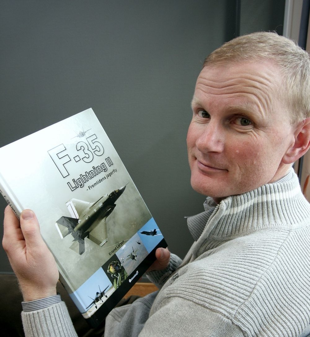 NORGES NYE KAMPFLY: Erlend Larsen fant ingen bok om F-35 å oversette, så han forfattet en bok selv.