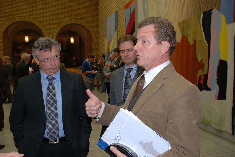 DRØFTELSER: NHO-sjef John G. Bernander og stabssjef ved statsministerens kontor Karl Eirik Schjøtt-Pedersen (i bakgrunnen) i vandrehallen under framleggelsen av statsbudsjettet for 2010. Bernander frykter for eksportindustrien.