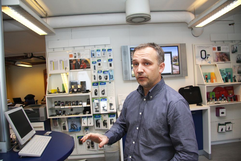TØFFERE: Daglig leder Morten Leren hos Mobildata på Majorstuen i Oslo registrerer et tøffere marked og at kundene ikke bytter telefon så ofte som før.