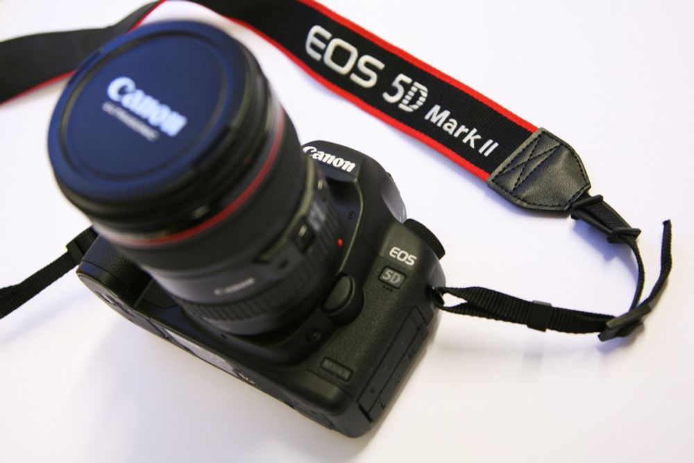 MINI: Sensoren i Canon EOS 5D Mark II blir en miniputt sammenliknet med selskapets nye sensor. Den leverer 120 megapiksler.
