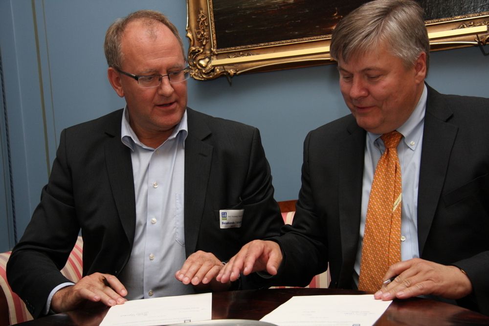 I BOKS: Adm. dir. Brian Bjordal i Gassco og DNV-sjef Henrik O. Madsen undertegnet avtalen om å etablere et selskap for å kommersialisere utstyret som kan inspisere gassrør uten å fostyrre eksporten.
