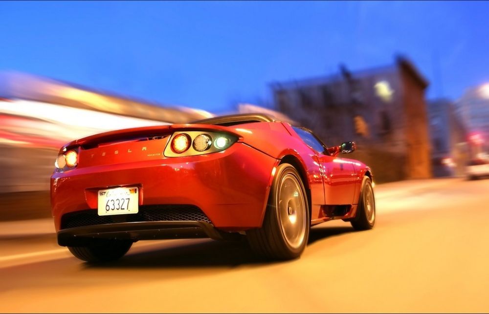 Tesla Roadster har både lang rekkevidde, rask lading og høy toppfart. Men den sliter med styringen.