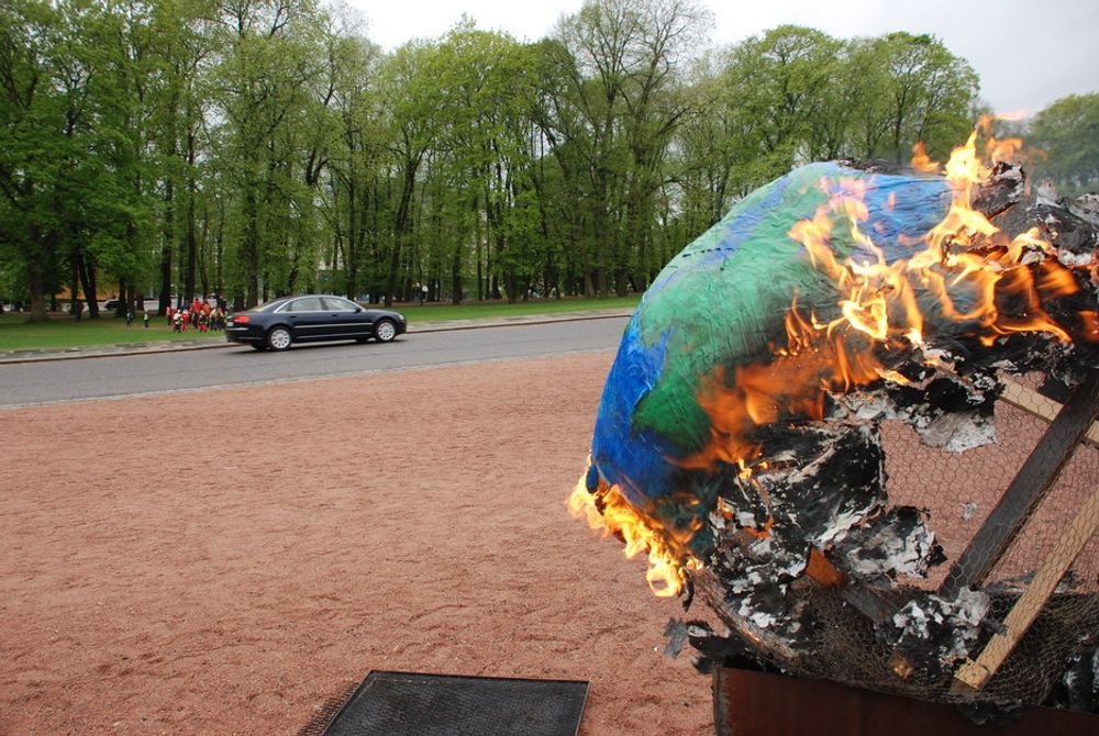 MAI 2009: Demonstranter brenner en klode mens regjeringsbilene er på vei til statsråd hvor utbyggingen av Goliat-feltet i Barentshavet vedtas. Hvis togradersmålet legges til grunn, vil det neppe bli mer oljeutvinning i nord, mener konsulent Haakon Vennemo.