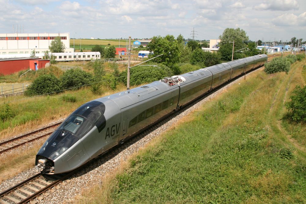 Et flertall av medlemmene av NITO vil ha satsing på høyhastighetstog i Norge. Her Alstoms AGV, oppfølgeren til TGV.