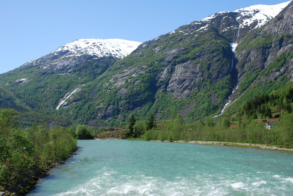 Vannkraft: I forgrunnen på bildet ser man hovedelven Jostedøla. Sideelvene Kvernelvi (til høyre) og Hompedøla (bak til venstre) er de to sydligste sideelvene i Jostedalen.