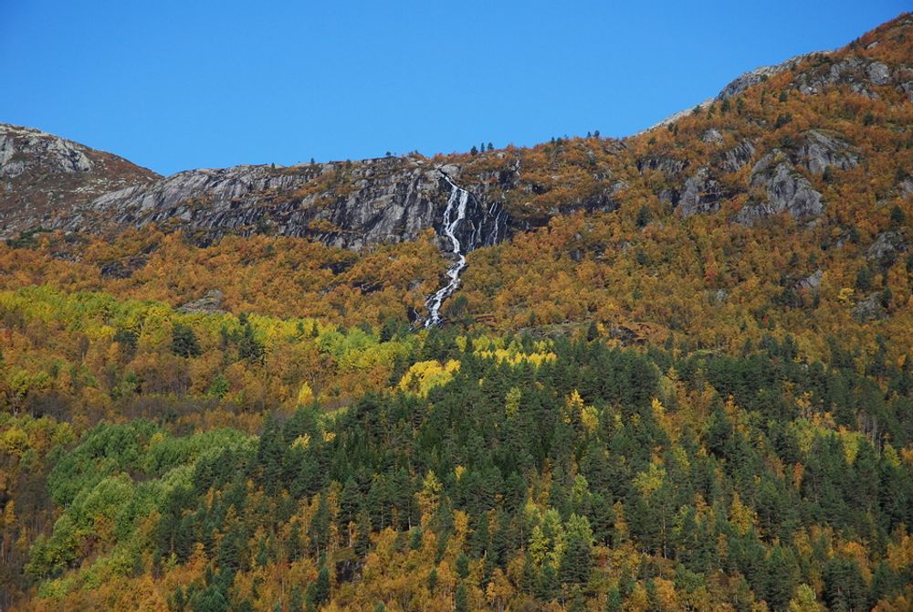 Sideelv: Bakkedøla er en av sideelvene på vestsiden av Jostedalen som kan bli overført til Tunsbergdalsmagasinet. Bekkeinntaket blir liggende litt under fossen øverst i bildet.