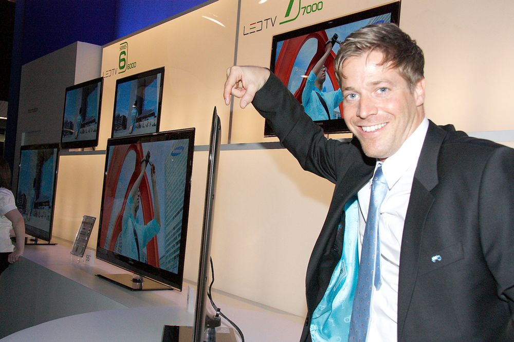 TYNNE SAKER:Salgssjef for TV-er i Samsung, Pål Anders Jansen mener de nye LED-TV-ene er tingen for allle som vil henge TV-en på veggen