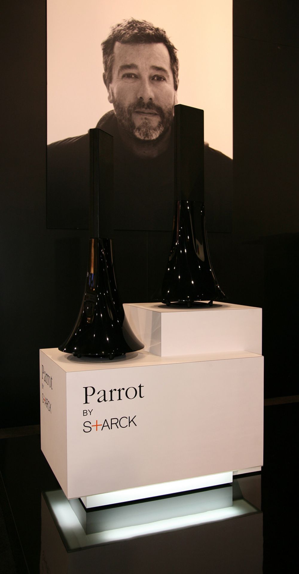 CES: Den franske designeren Philippe Starck har designet de vakre, trådløse iPod-høyttalerne Zikmu for selskapet Parrot.
