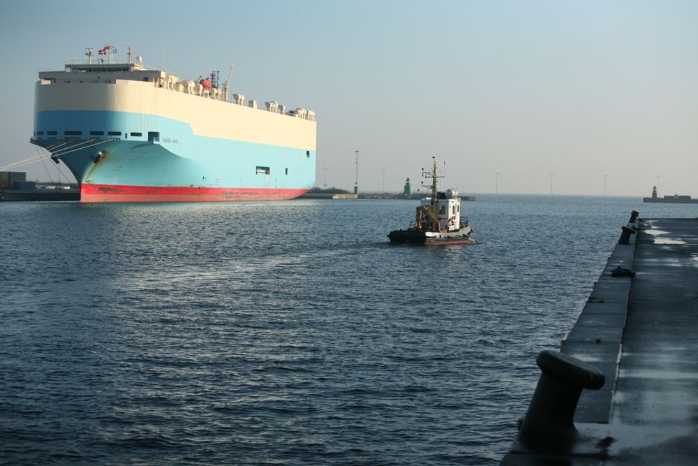 KONGEHAVN: Bilskipet Maersk Wave på vei til kai København.