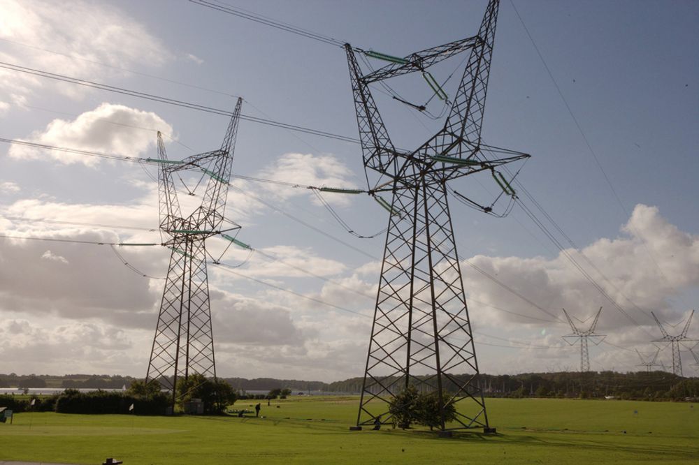 FORSKJØNNES: 400 kV-linjer sydøst for Middelfart i Danmark. Flere kraftlinjer i det danske 400 kV-nettet skal nå flyttes eller kables.